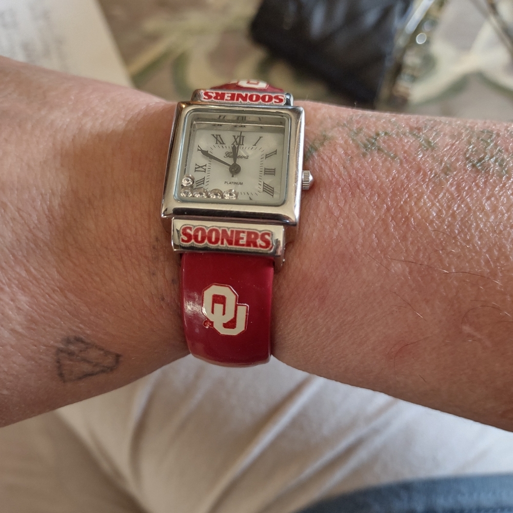 Ladies OU bangle watch in great working condition
